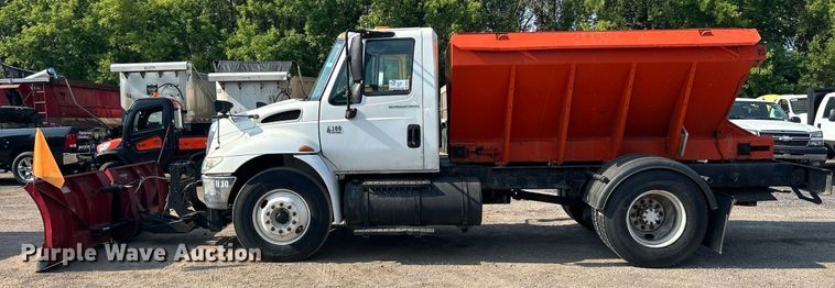 image for item DS8824 2006 International 4300  spreader truck