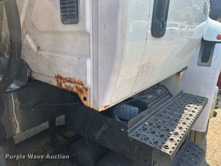 image for item DS8824 2006 International 4300  spreader truck