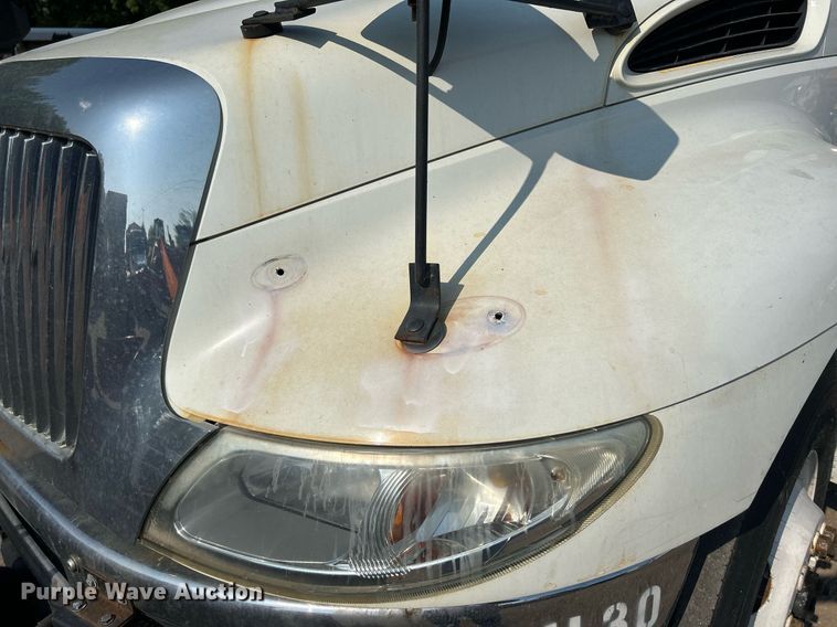 image for item DS8824 2006 International 4300  spreader truck