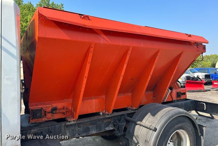 image for item DS8824 2006 International 4300  spreader truck