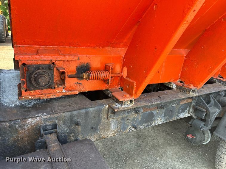 image for item DS8824 2006 International 4300  spreader truck