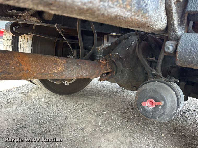 image for item DS8824 2006 International 4300  spreader truck