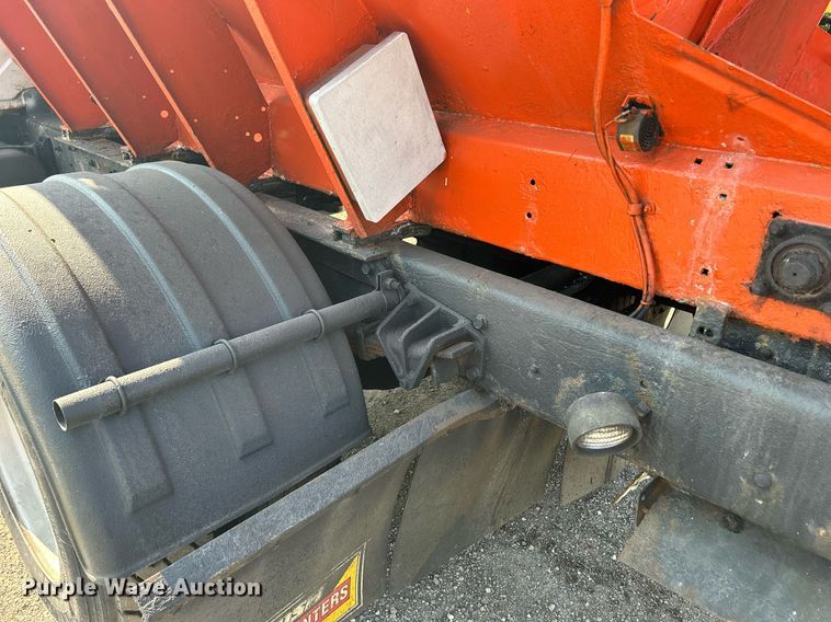 image for item DS8824 2006 International 4300  spreader truck
