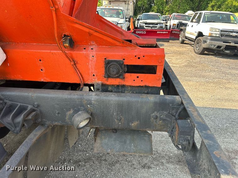 image for item DS8824 2006 International 4300  spreader truck