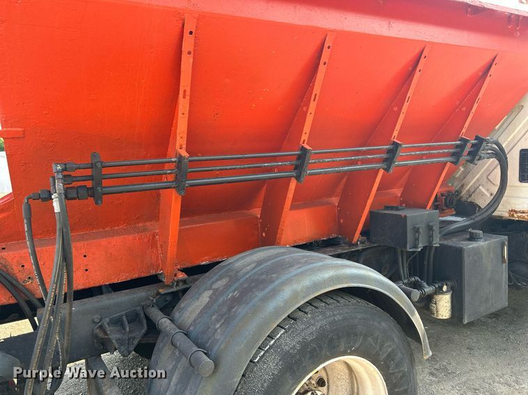 image for item DS8824 2006 International 4300  spreader truck