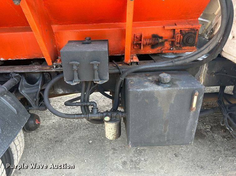 image for item DS8824 2006 International 4300  spreader truck