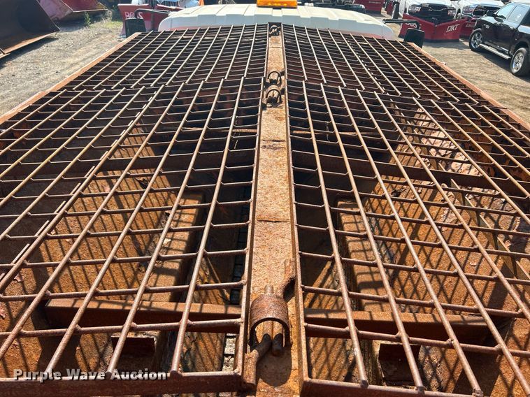 image for item DS8824 2006 International 4300  spreader truck