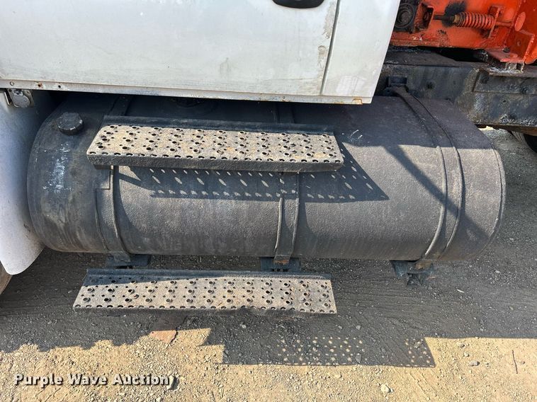 image for item DS8824 2006 International 4300  spreader truck