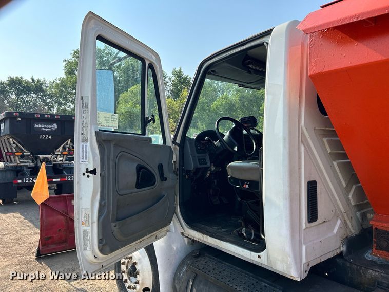 image for item DS8824 2006 International 4300  spreader truck