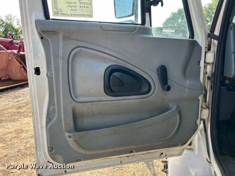 image for item DS8824 2006 International 4300  spreader truck