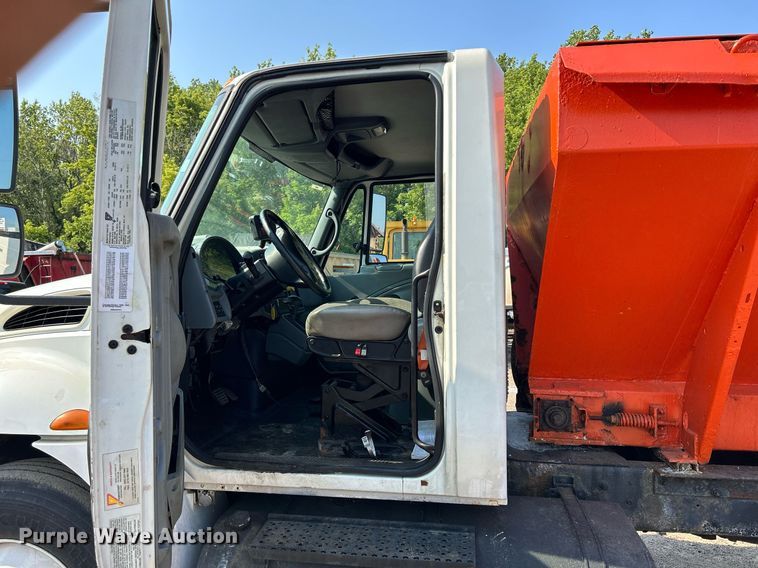 image for item DS8824 2006 International 4300  spreader truck