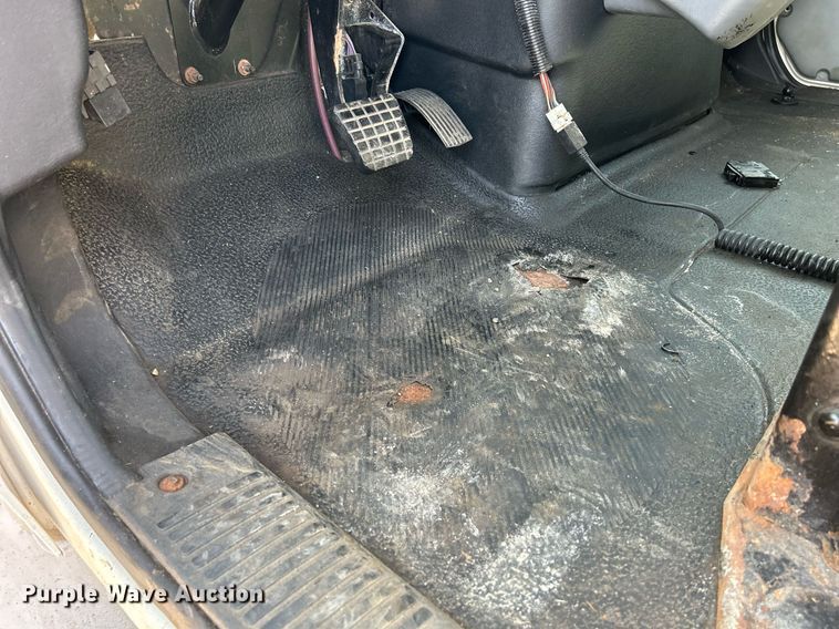 image for item DS8824 2006 International 4300  spreader truck