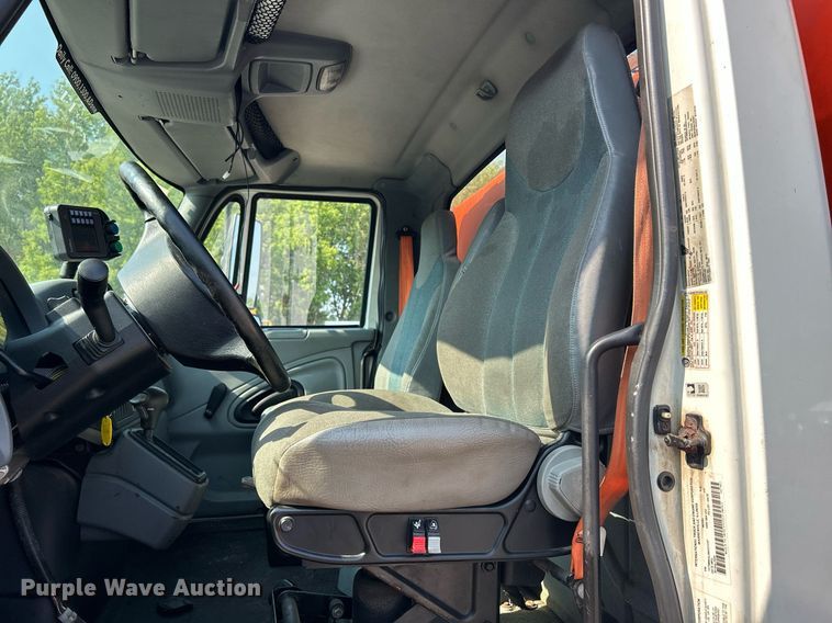 image for item DS8824 2006 International 4300  spreader truck