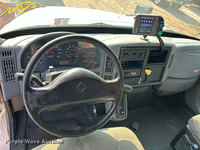 image for item DS8824 2006 International 4300  spreader truck