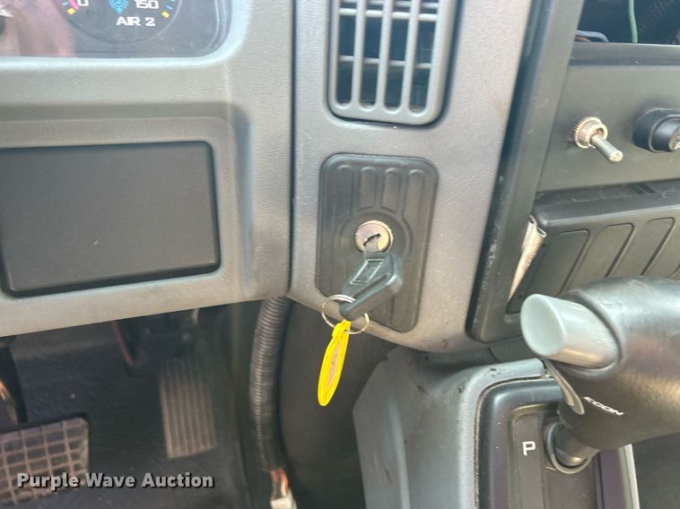 image for item DS8824 2006 International 4300  spreader truck