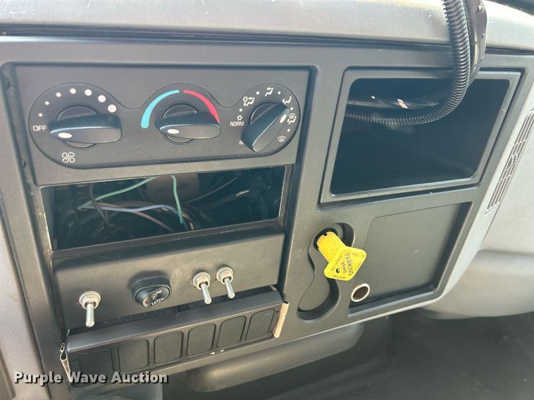 image for item DS8824 2006 International 4300  spreader truck