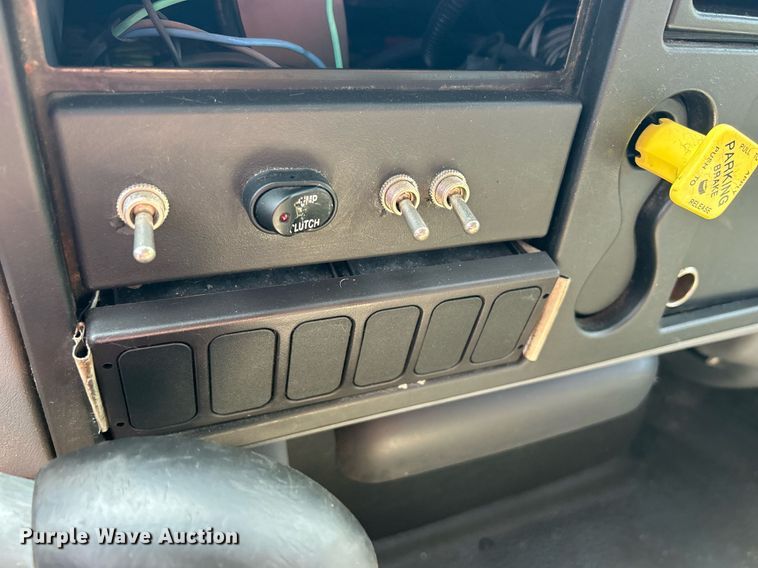 image for item DS8824 2006 International 4300  spreader truck