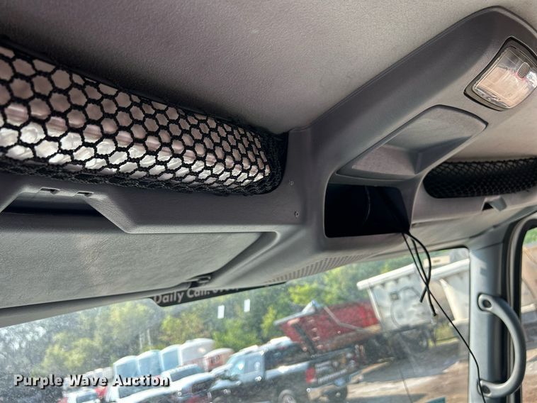 image for item DS8824 2006 International 4300  spreader truck