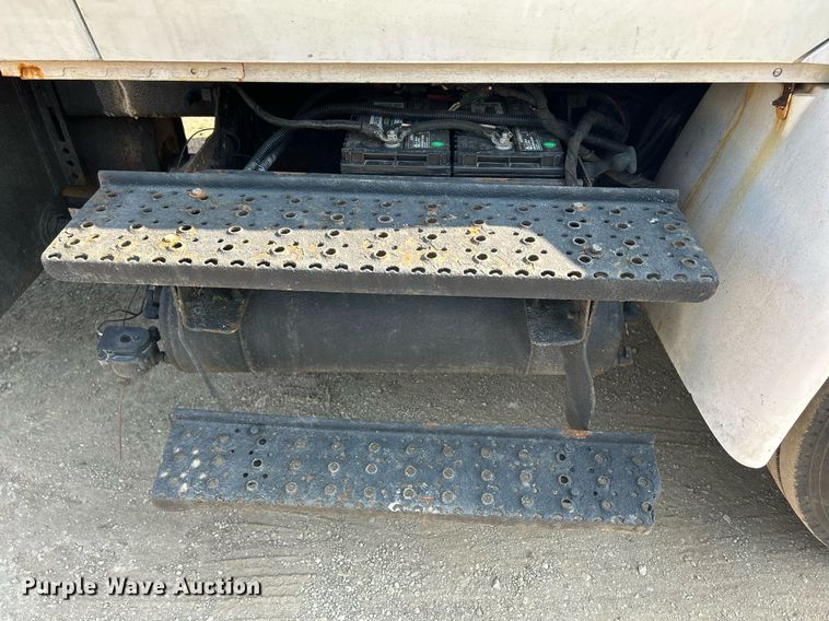 image for item DS8824 2006 International 4300  spreader truck