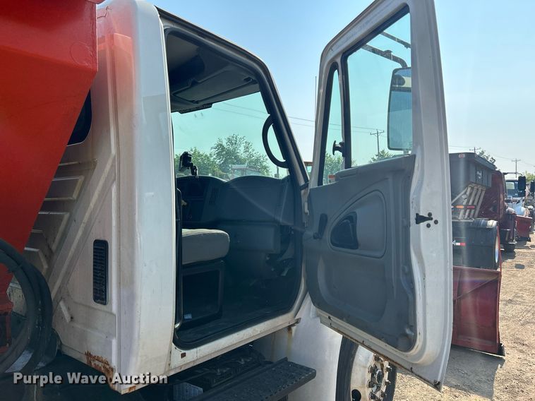 image for item DS8824 2006 International 4300  spreader truck