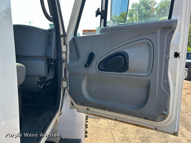 image for item DS8824 2006 International 4300  spreader truck