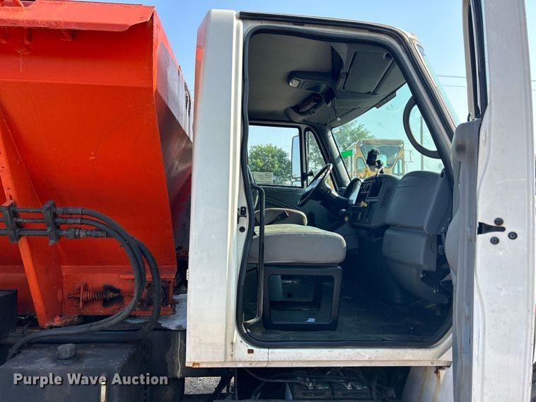 image for item DS8824 2006 International 4300  spreader truck