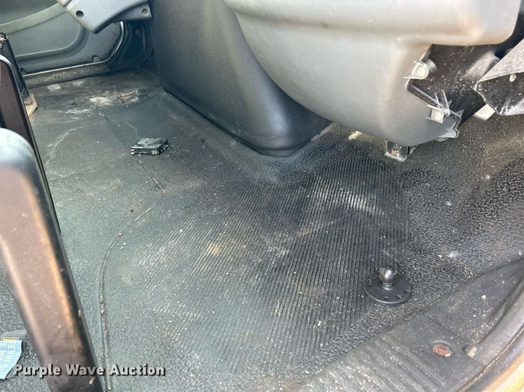 image for item DS8824 2006 International 4300  spreader truck