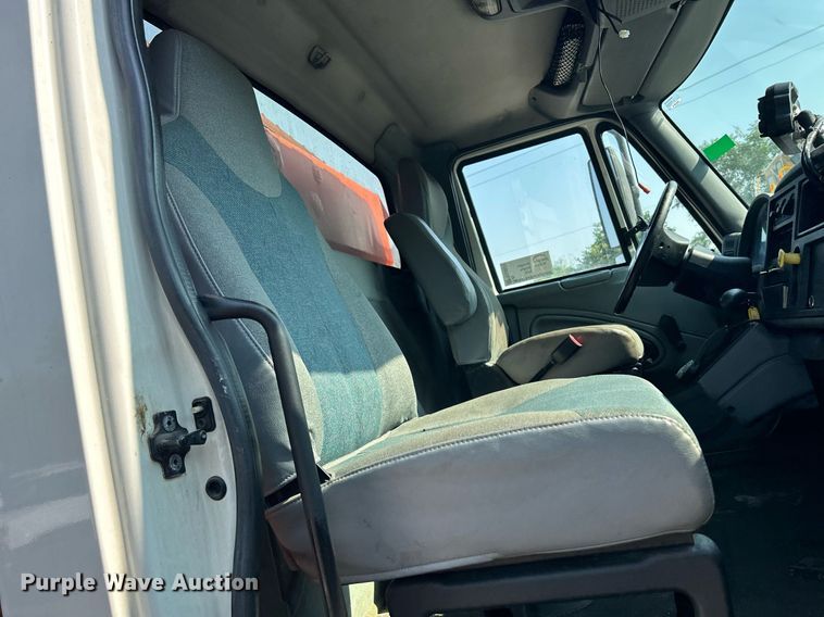 image for item DS8824 2006 International 4300  spreader truck