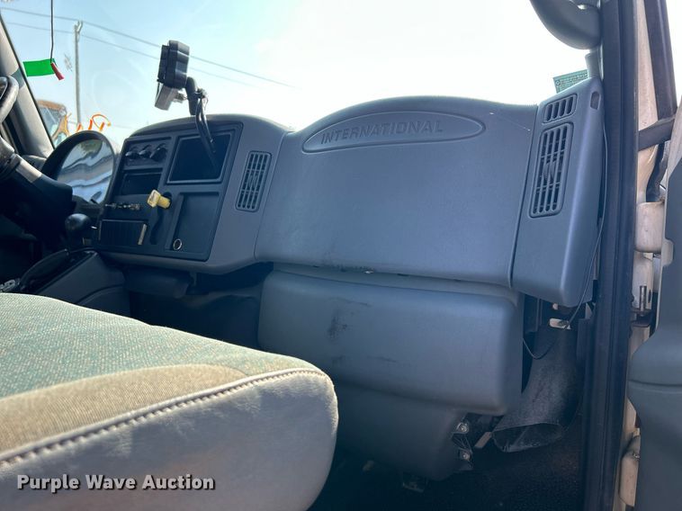 image for item DS8824 2006 International 4300  spreader truck