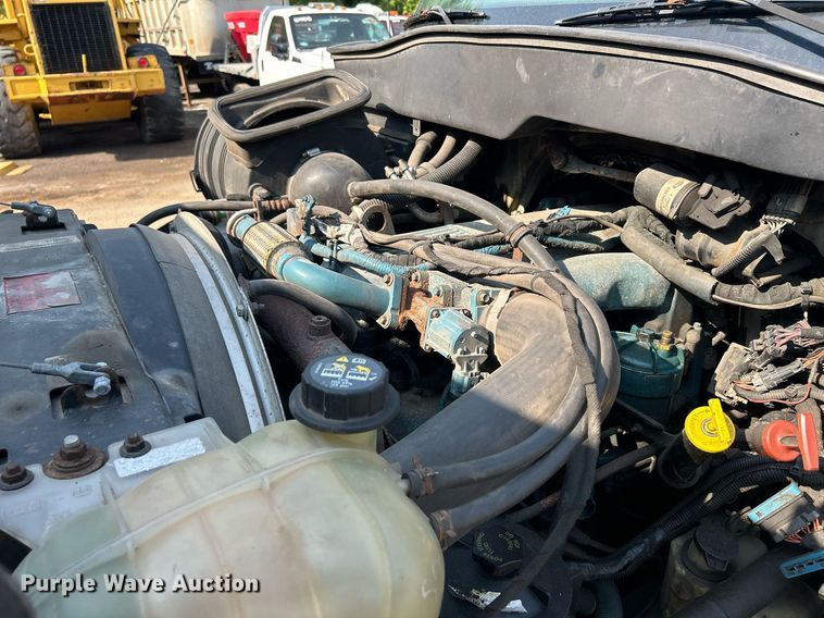 image for item DS8824 2006 International 4300  spreader truck