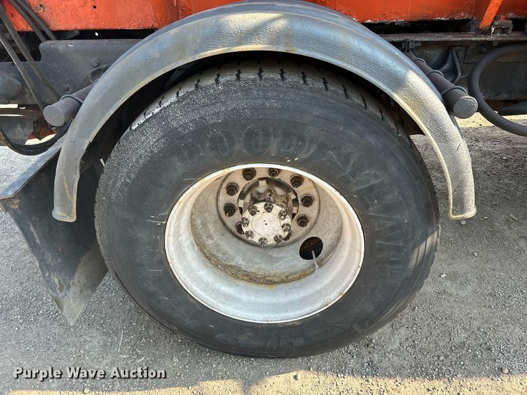 image for item DS8824 2006 International 4300  spreader truck