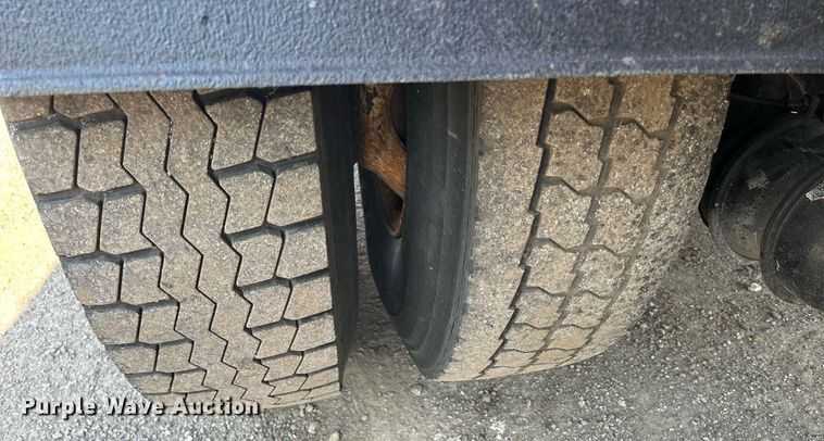 image for item DS8824 2006 International 4300  spreader truck