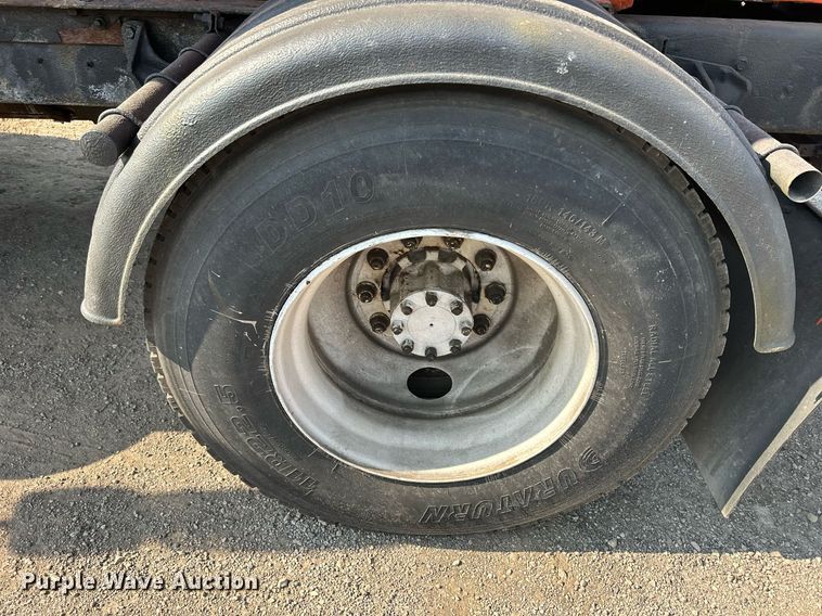 image for item DS8824 2006 International 4300  spreader truck