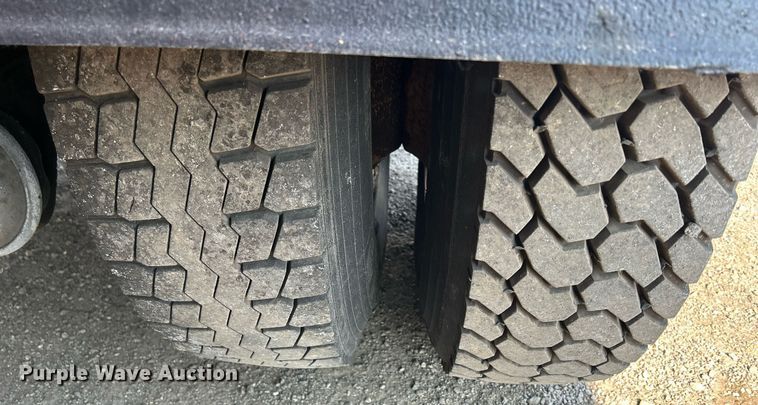 image for item DS8824 2006 International 4300  spreader truck