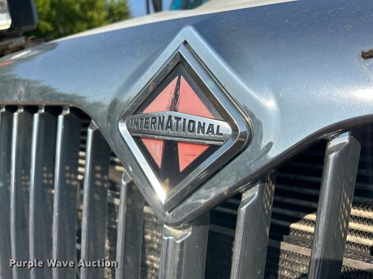 image for item DS8824 2006 International 4300  spreader truck