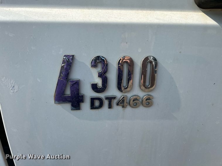 image for item DS8824 2006 International 4300  spreader truck