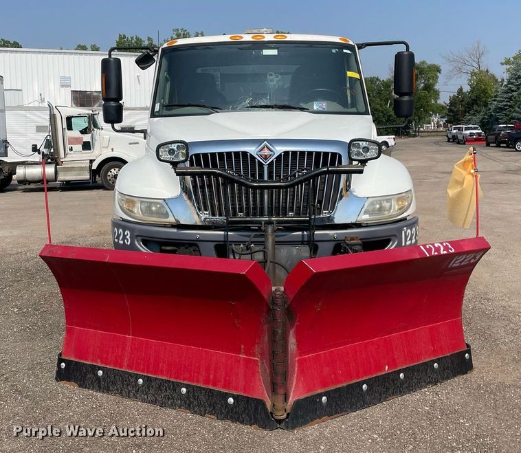 image for item DS8861 2012 International 4300  spreader truck