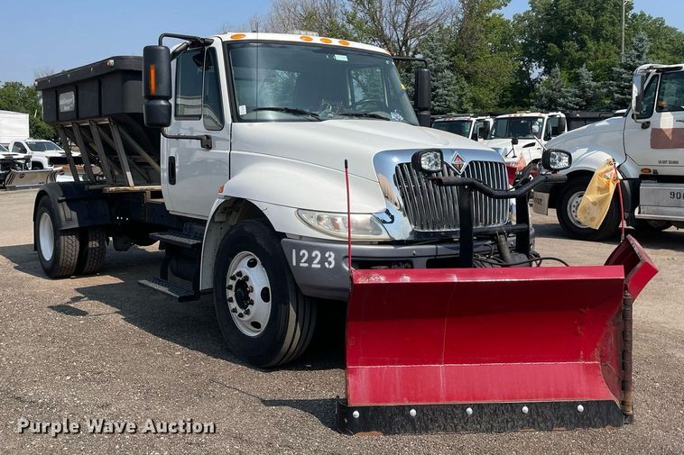 image for item DS8861 2012 International 4300  spreader truck