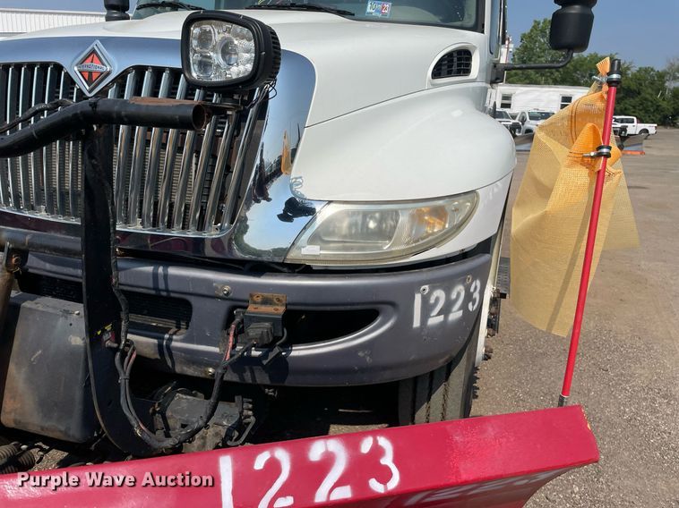 image for item DS8861 2012 International 4300  spreader truck