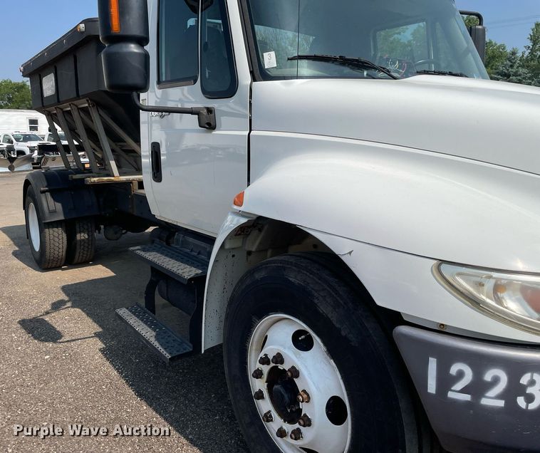 image for item DS8861 2012 International 4300  spreader truck