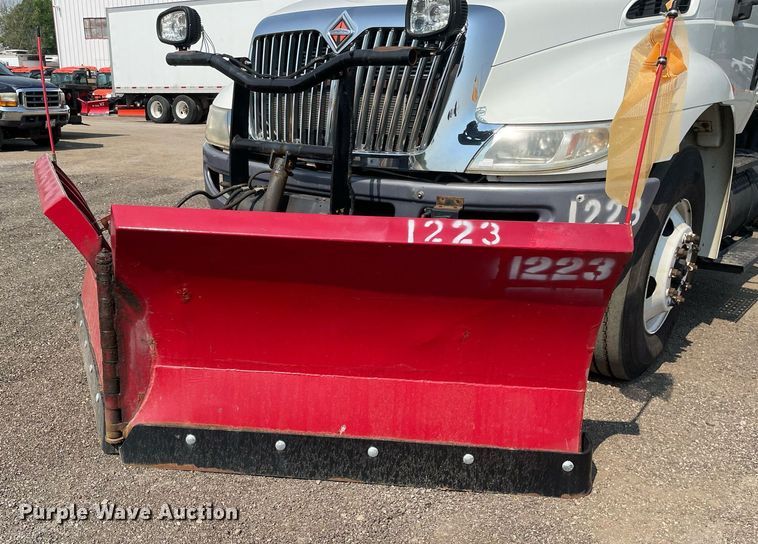 image for item DS8861 2012 International 4300  spreader truck