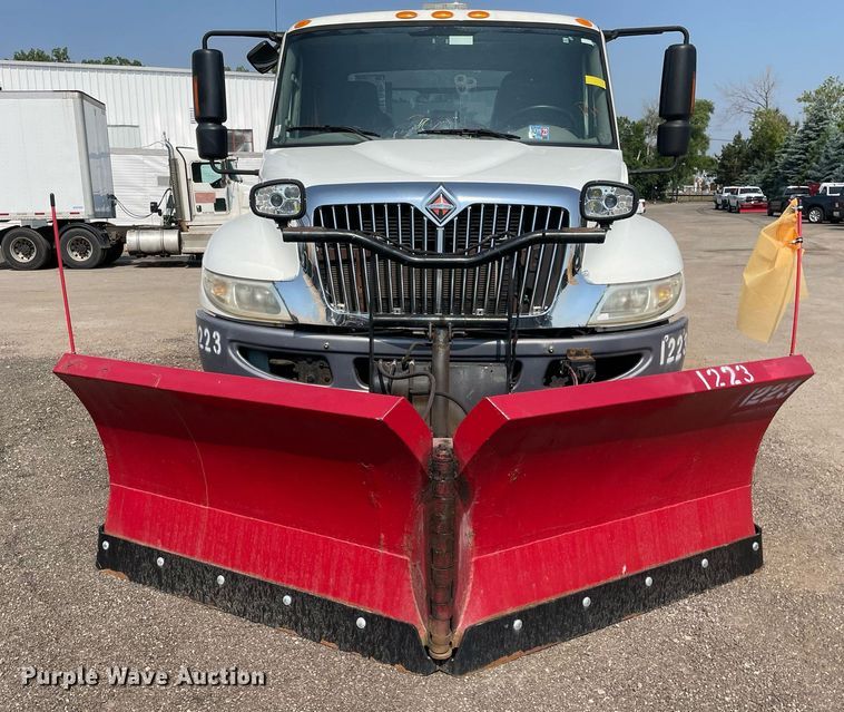 image for item DS8861 2012 International 4300  spreader truck