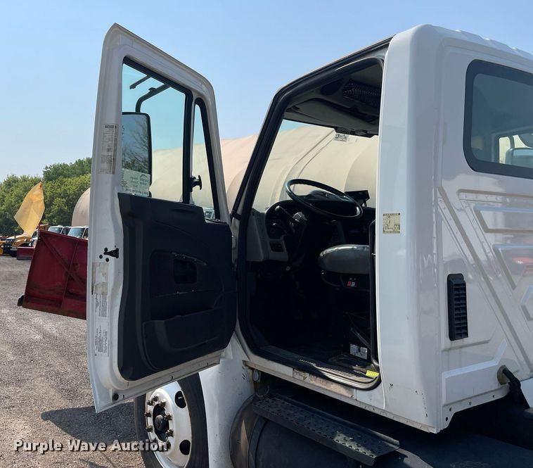 image for item DS8861 2012 International 4300  spreader truck