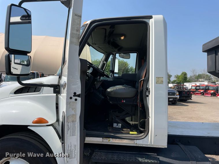 image for item DS8861 2012 International 4300  spreader truck