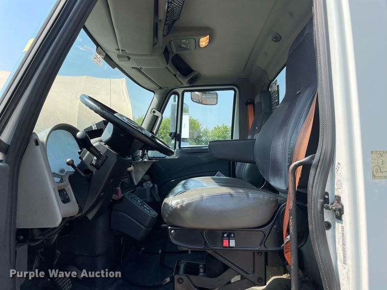 image for item DS8861 2012 International 4300  spreader truck