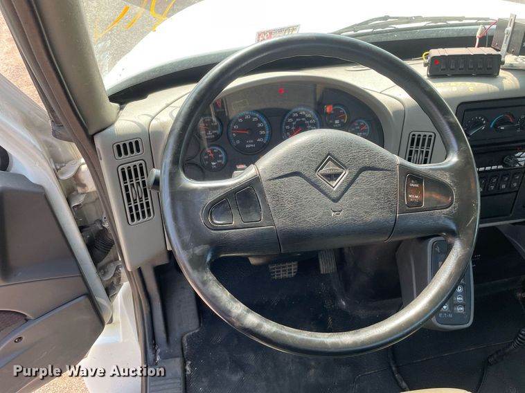 image for item DS8861 2012 International 4300  spreader truck