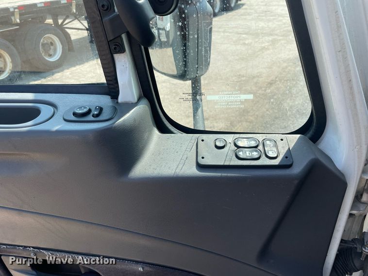 image for item DS8861 2012 International 4300  spreader truck