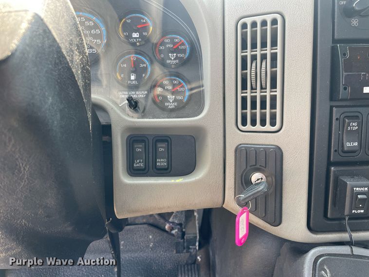 image for item DS8861 2012 International 4300  spreader truck