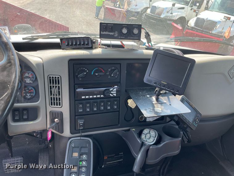 image for item DS8861 2012 International 4300  spreader truck