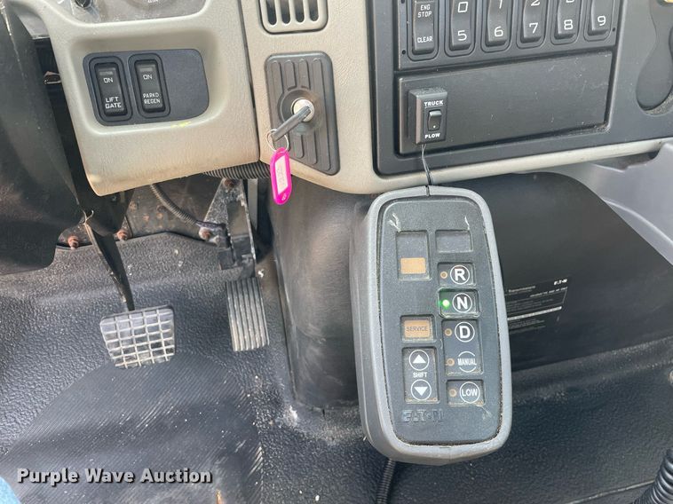 image for item DS8861 2012 International 4300  spreader truck